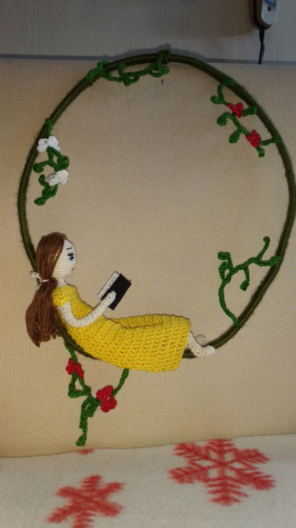 304. Falidísz amigurumi olvasó lány