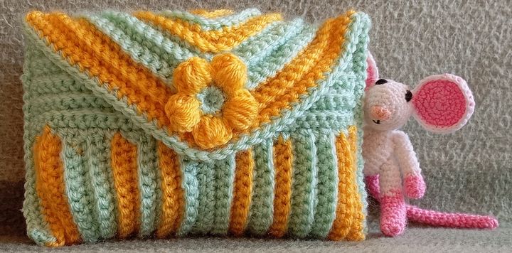 Horgolt zsebkendőtartó