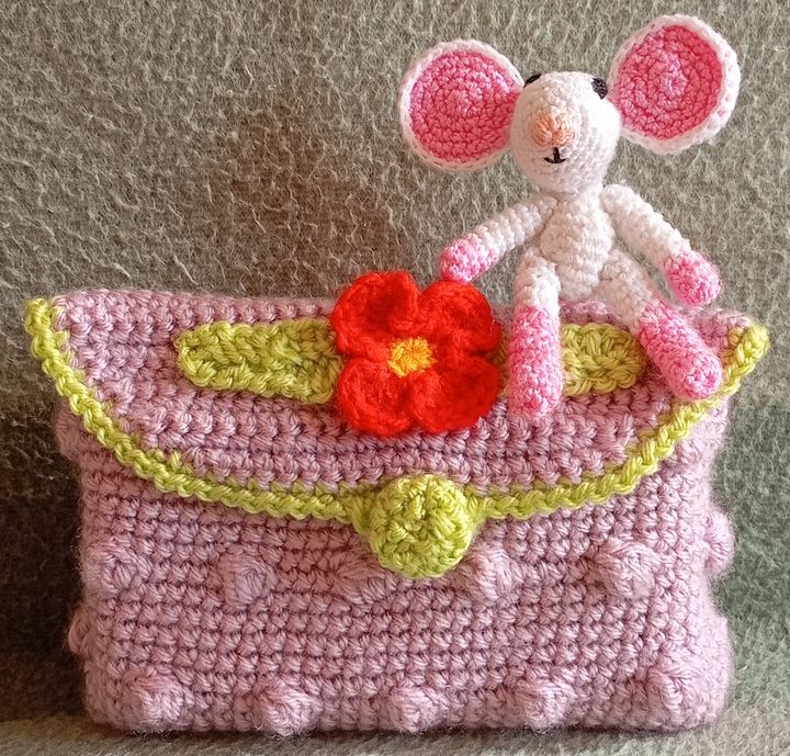 Horgolt zsebkendőtartó