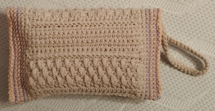 Horgolt zsebkendőtartó