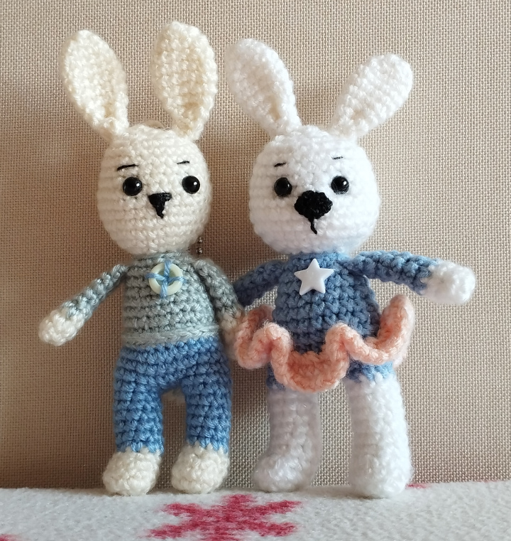 774. Amigurumi kulcstartó nyulak videóval