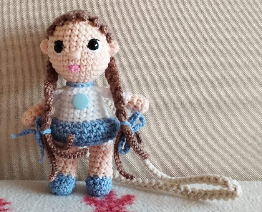 776. Amigurumi táskadísz baba