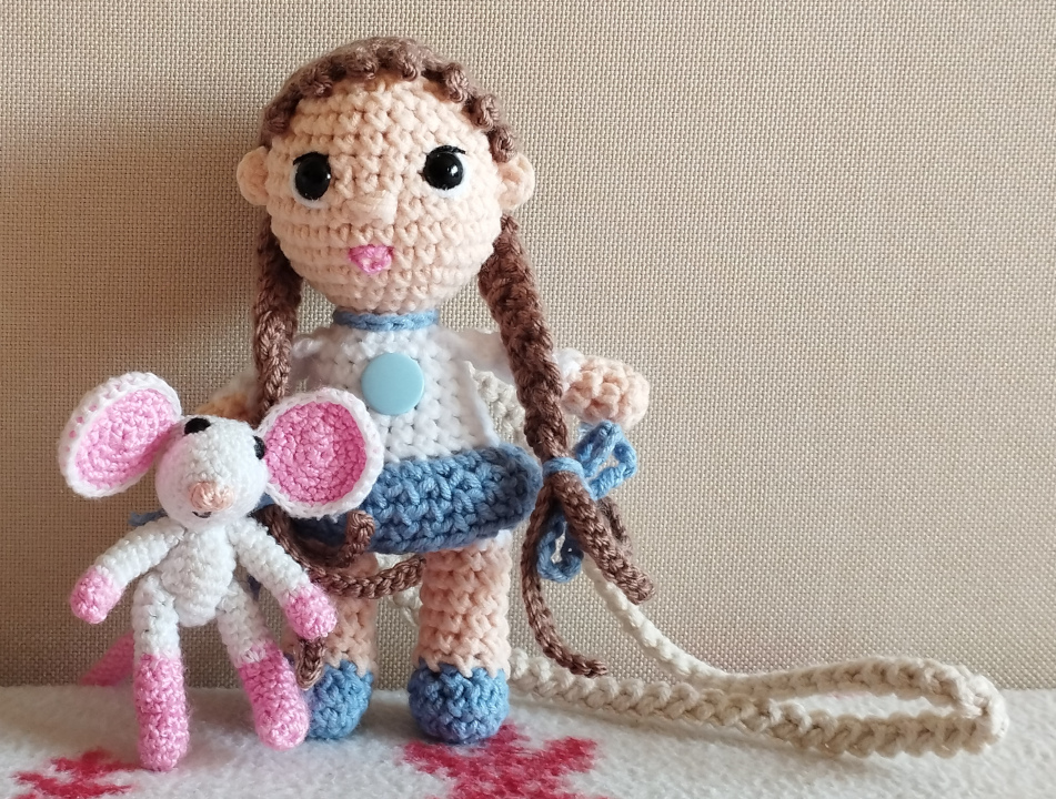 Amigurumi táskadísz baba