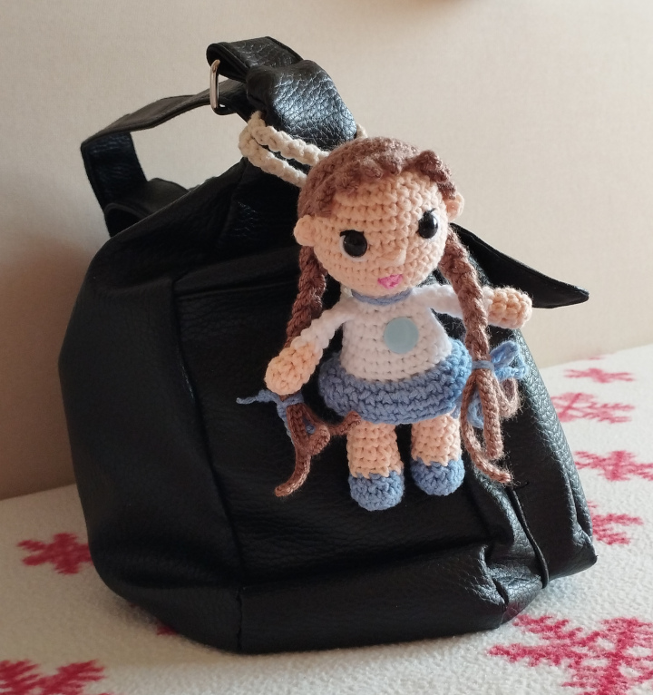 Amigurumi táskadísz baba
