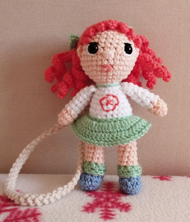 781. Amigurumi táskadísz baba