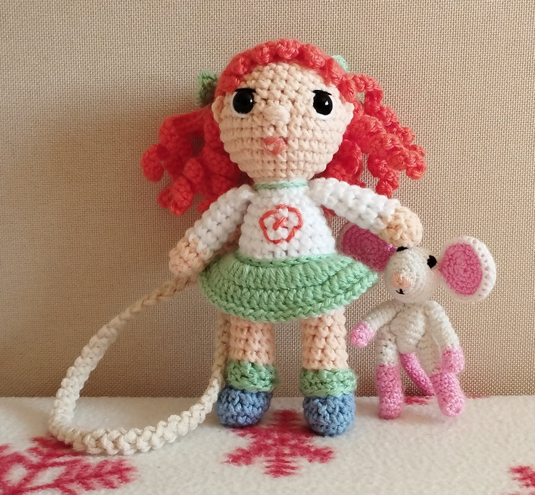Amigurumi táskadísz baba