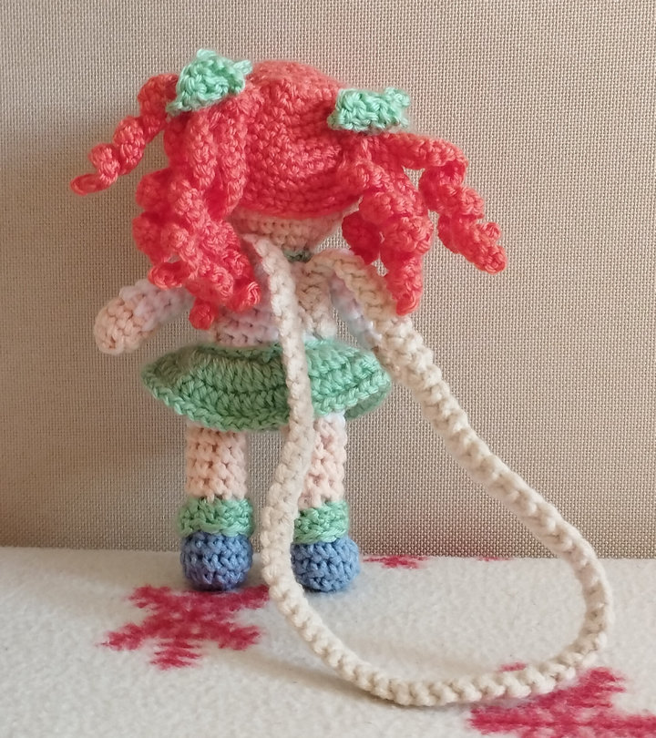 Amigurumi táskadísz baba