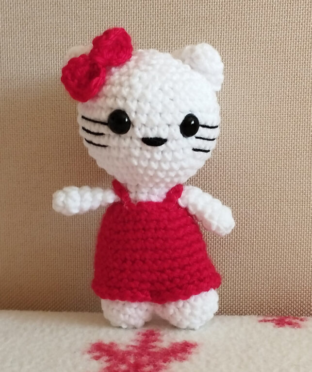 780. Amigurumi Hello Kitty kulcstartó videóval