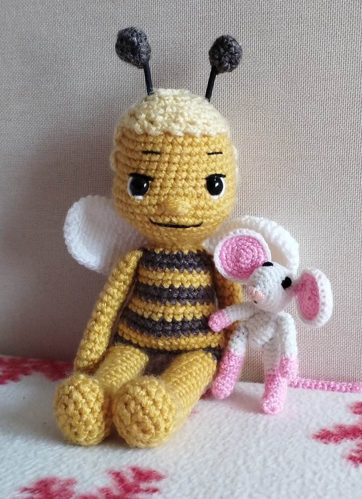 Amigurumi Maja, a méhecske táskadísz