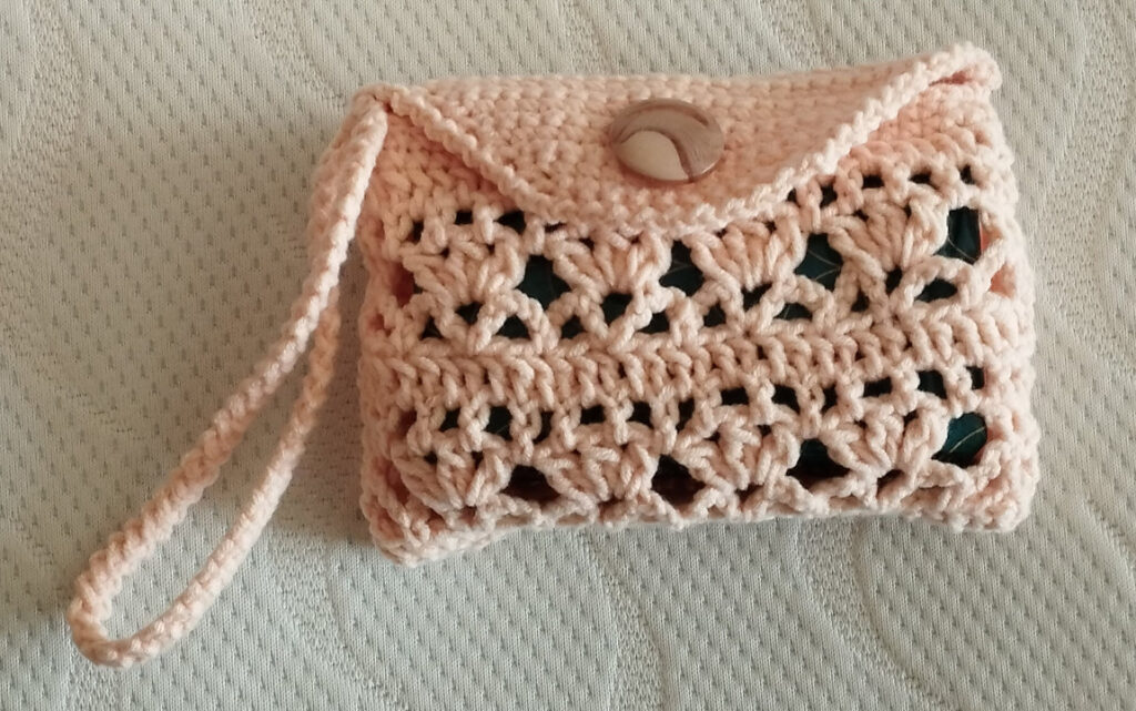 Horgolt zsebkendőtartó