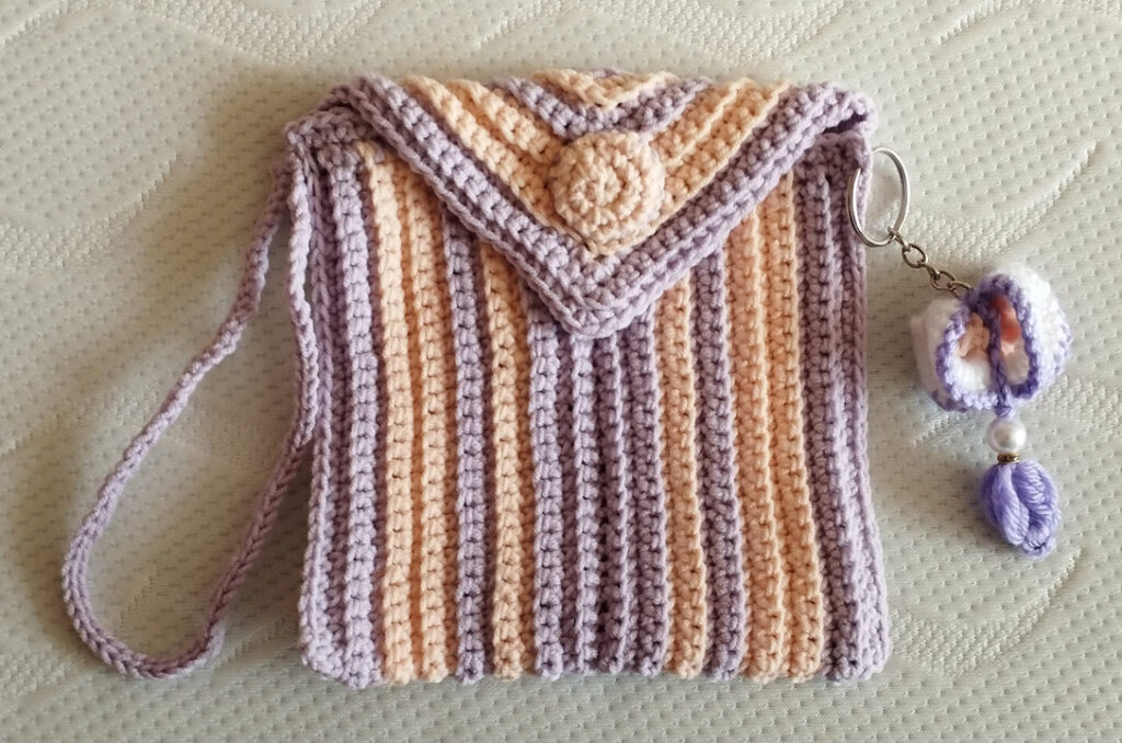 Horgolt kulcstartós neszeszer