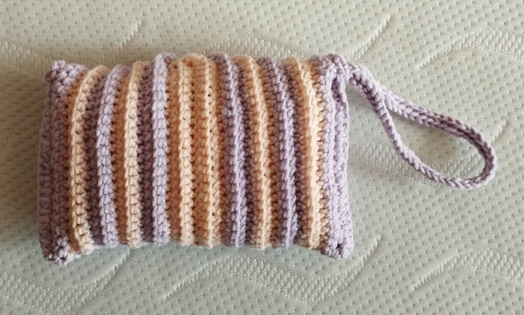 Horgolt zsebkendőtartó