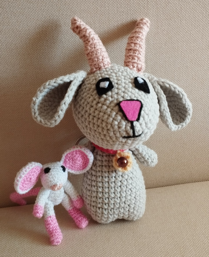 Amigurumi kulcstartó kecske