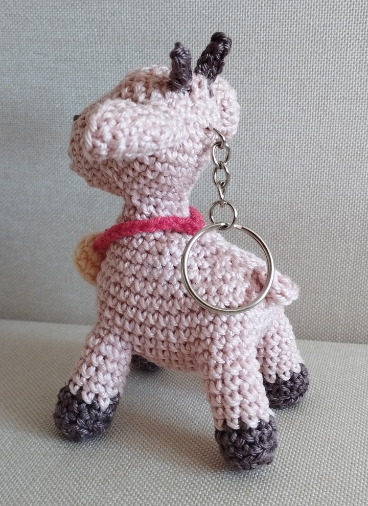 Amigurumi kulcstartó kecske